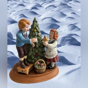 Vintage 1982 Avon Keeping Christmas Tradition Porcelain Figurine Decorate Tree